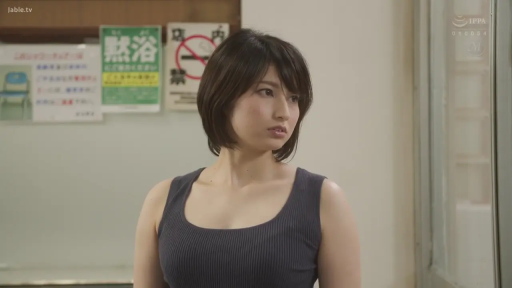 室内 · 严肃 · 中景 · 剧情画面 · 观望 · 侧身站立 · 指示牌 · 深色背心