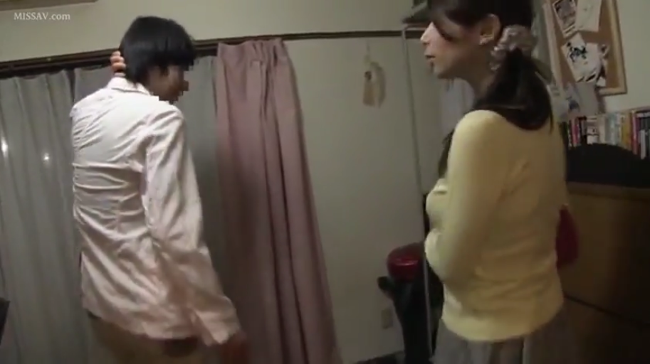 站立 · 中景 · 自然 · 对话 · 房间 · 窗帘 · 休闲服