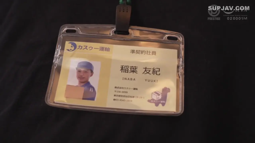 Indoor · Melancholy · Stand · Half-body · cardboard box · 运动装 · 拿包裹