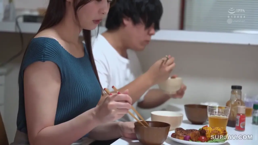 坐姿 · 专注 · 巨乳 · 餐厅 · 用餐 · 侧身特写 · 碗筷 · 蓝色紧身针织衫