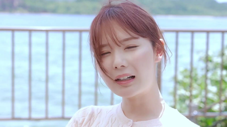 面部特写 · 注视 · 针织衫 · 自然光 · 正面 · 眯眼 · 海边