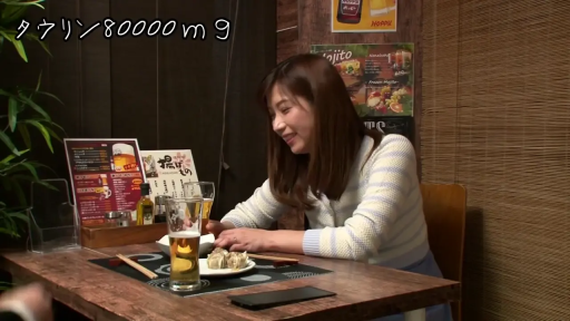 坐姿 · 中景 · 微笑 · 聊天 · 居酒屋 · 条纹针织衫 · 啤酒杯