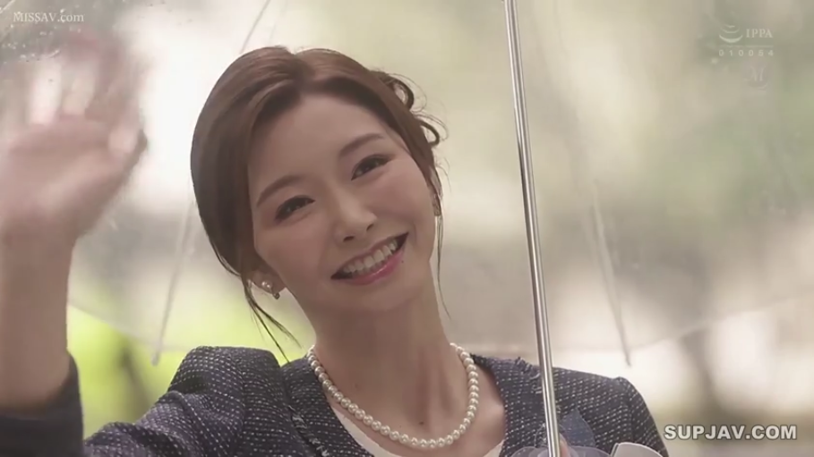 站立 · 面部特写 · 职业装 · 户外 · 笑容 · 熟女 · 挥手 · 透明雨伞