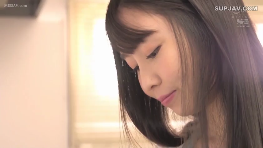 室内 · 脸部特写 · 浅色上衣