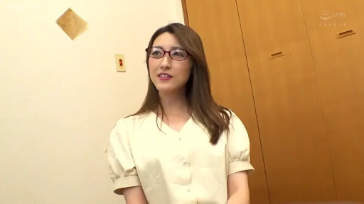 室内 · 坐姿 · 交谈 · 眼镜 · 中景 · 微笑 · 长发 · 浅色短袖衬衫