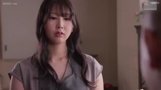 室内 · 忧郁 · 站姿 · 面部特写 · 对视 · 灰色家居服 · 黑发