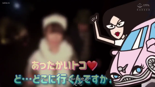 室内 · 展示 · 微笑 · 纹身 · 近景 · 露点 · 裸露 · 抬手