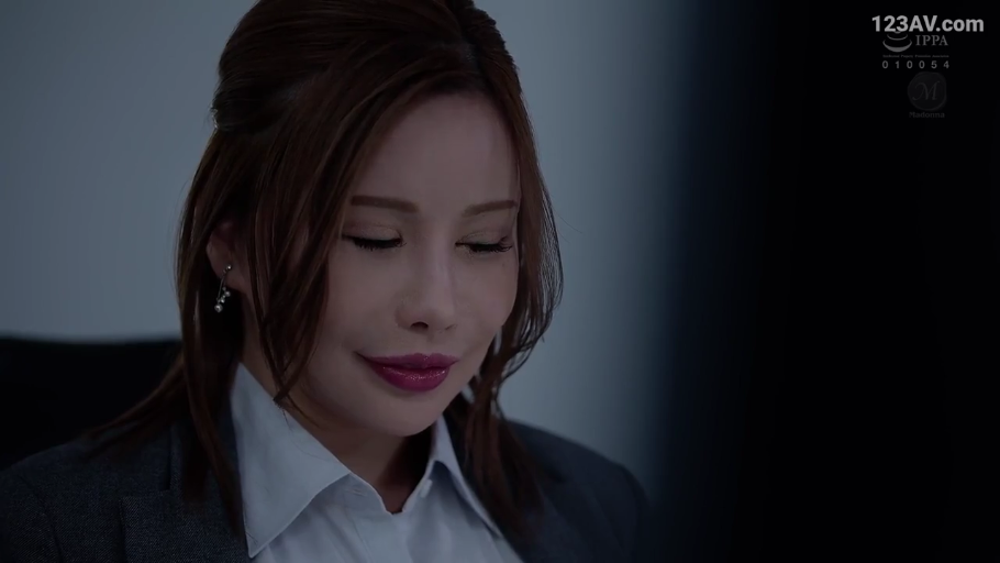 室内 · 坐姿 · 忧郁 · 低头 · 脸部特写 · 灰色西装 · 职场风 · 珍珠耳坠