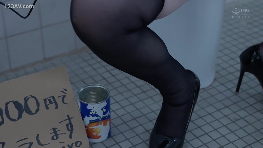 特写 · 高跟鞋 · 公共厕所 · 手写纸板 · 援交信息