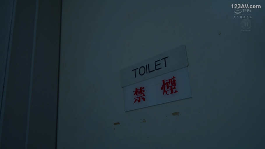 坐姿 · 忧郁 · 卧室 · 台灯 · 半身 · 职业装 · 凝视 · 长发