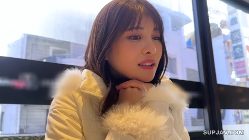 恬静 · 水印 · 头部特写 · 白色皮草领羽绒服 · 餐厅窗边 · 双手托腮坐姿 · 凝视倾听