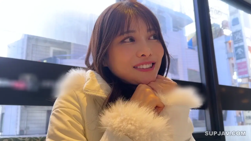 甜美 · 微笑 · 面部特写 · 托腮 · 室内窗边 · 白色毛领外套 · 室外建筑背景