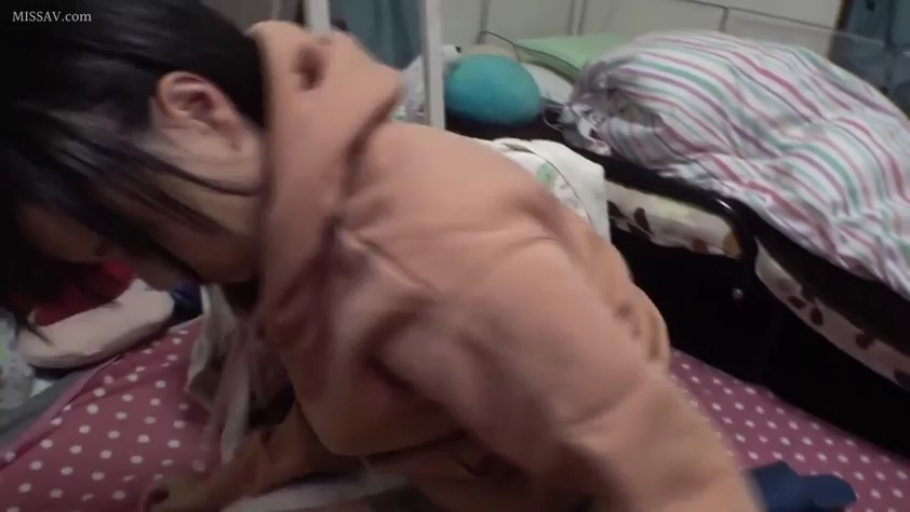 侧面 · 卧室 · 床铺 · 俯卧 · 性爱 · 自然 · 长发 · 卫衣