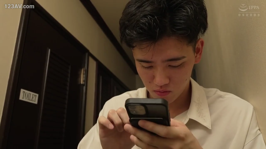 室内 · 专注 · 站立 · 衬衫 · 手机 · 男性 · 头部 · 玩手机