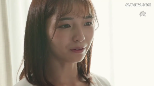 Indoor · Melancholy · Stand · 面部特写 · White top · Stare · 人像