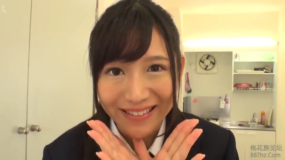 室内 · 脸部特写 · 微笑 · 面对镜头 · 制服 · 亚洲人 · 捧脸