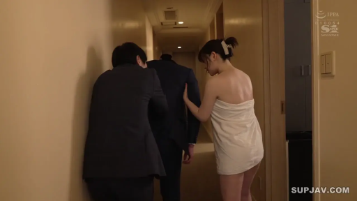 全身 · 站立 · 走廊 · 行走 · 浴巾 · 浴巾 · 偷拍视角