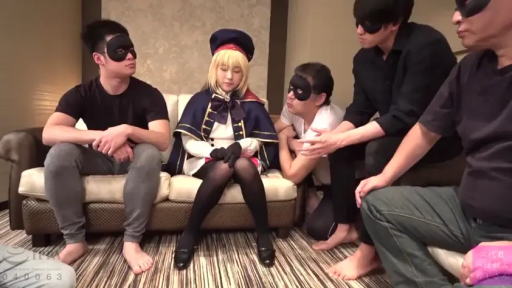 坐姿 · 全景 · 客厅 · 多人 · 平淡 · 眼罩 · 角色扮演服 · 多人对峙