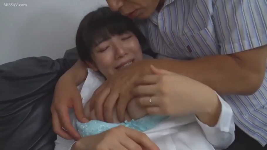 室内 · 胸部特写 · 蓝色蕾丝胸罩 · 环抱 · 哭泣 · 卧姿 · 强迫情节 · 戒指