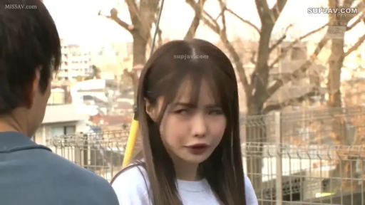 Conversation · 面部 · Stand · Outdoor · White T-shirt · 轻蔑 · 日光 · 栅栏