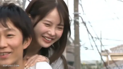 Close-up of the face · Pleasure · Casual wear · Outdoor · Video screenshot · 嬉笑 · 背后依偎