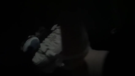 站立 · 全景 · 低光照 · 黑暗室内 · 走动 · 深色衣物