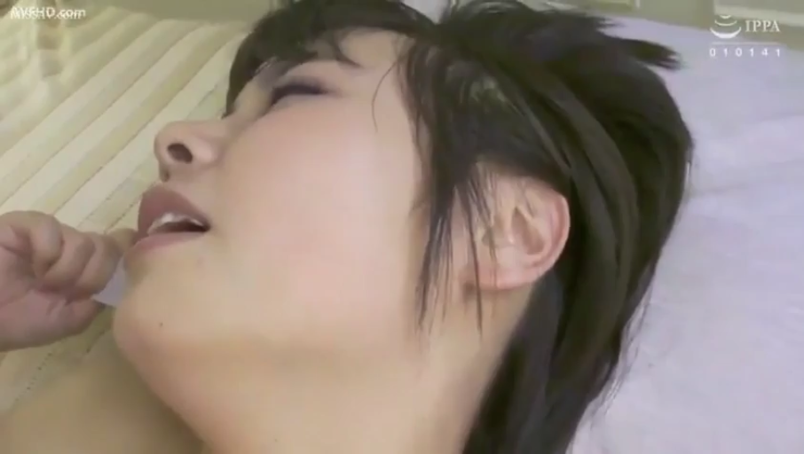 顔部のクローズアップ · 仰臥 · 裸体 · 床上