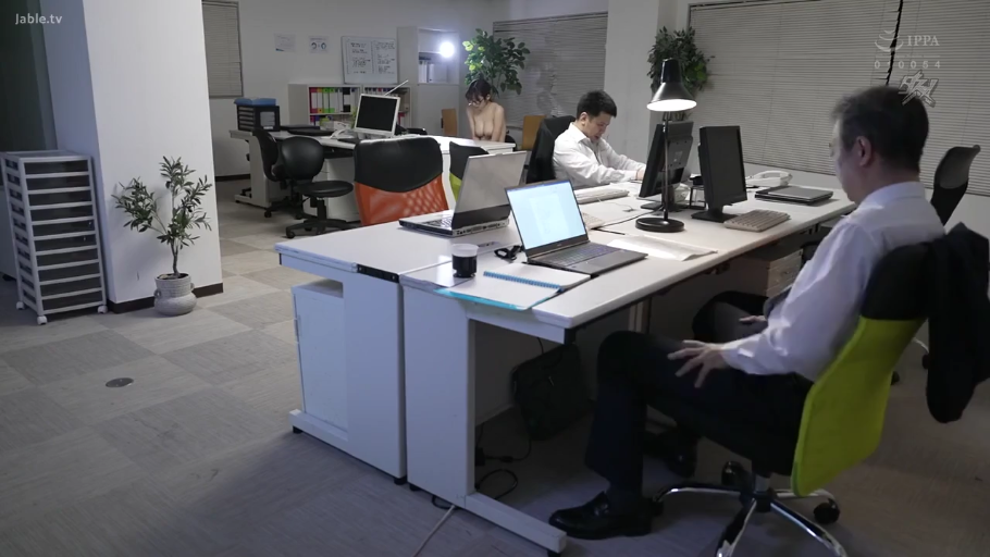 坐姿 · 办公室 · 全景 · 裸体