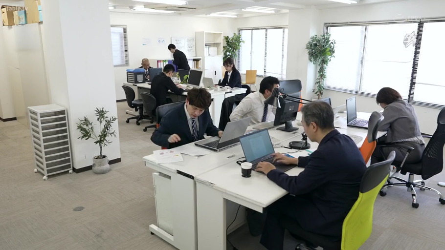 坐姿 · 专注 · 办公室 · 全景 · 电脑 · 职业装 · 办公 · 群体