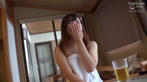 坐姿 · 羞涩 · 中景 · 白色浴巾 · 捂嘴大笑 · 日式旅馆 · 啤酒 · 温泉系列