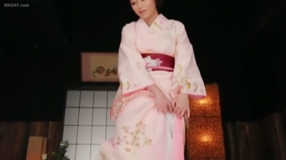 站立 · 和室 · 中景 · 温柔 · 整理衣物 · 日本AV · 粉色和服 · 屏风