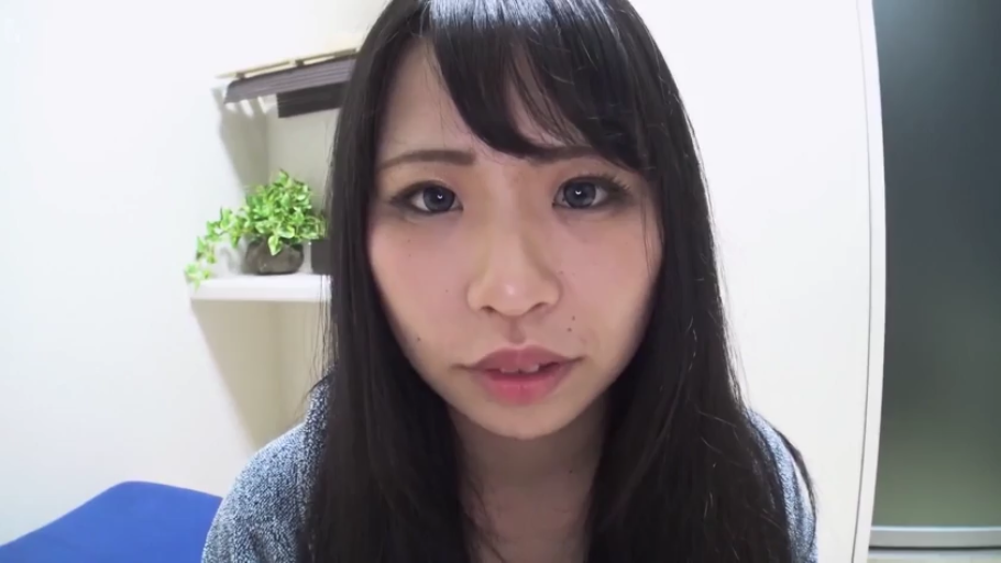 坐姿 · 脸部特写 · 盆栽 · 自然 · 注视 · 房间 · 长发 · 灰色毛衣