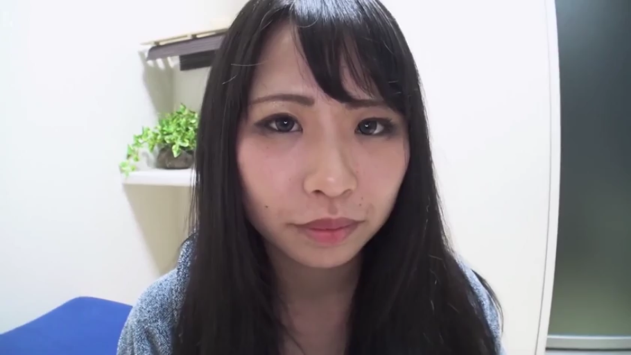 室内 · 脸部特写 · 平静 · 盆栽 · 注视 · 长发 · 正对镜头 · 浴袍