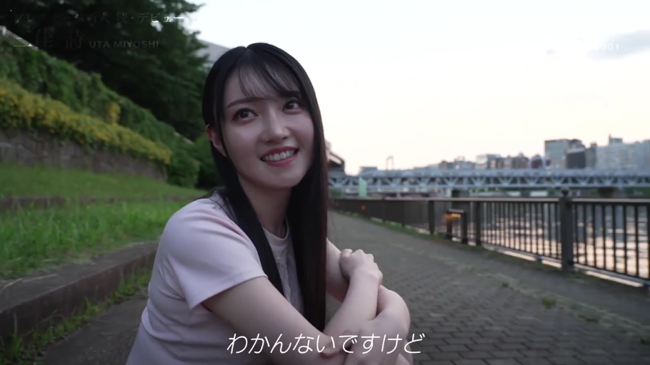 Sitting Posture · Smile · 面部特写 · Chat · 粉色T恤 · Outdoor · 长发