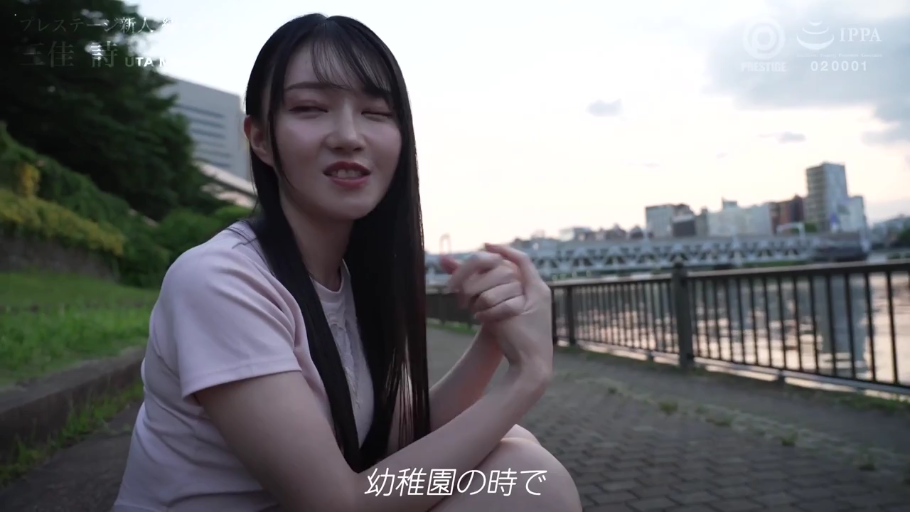 坐姿 · 微笑 · 半身 · 谈话 · 长发 · 户外河边 · 粉色短袖T恤