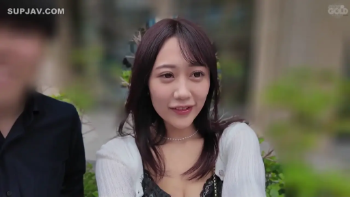 座り姿勢 · 微笑 · 特写 · 黑色蕾丝内搭 · 屋外 · 注视镜头 · 背景虚化 · 珍珠项链