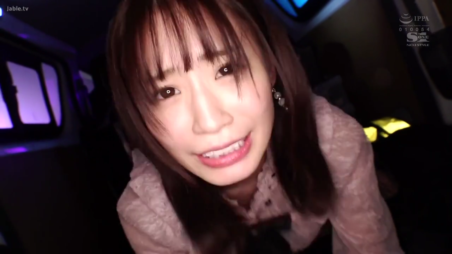 脸部特写 · 害羞 · 车内 · 浅粉色蕾丝上衣