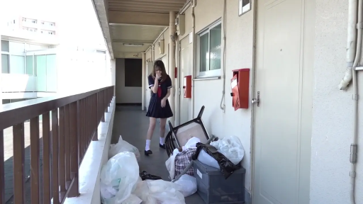 站姿 · 全景 · 水手服 · 模糊 · 公寓走廊 · 垃圾袋 · 户外日光 · 停步