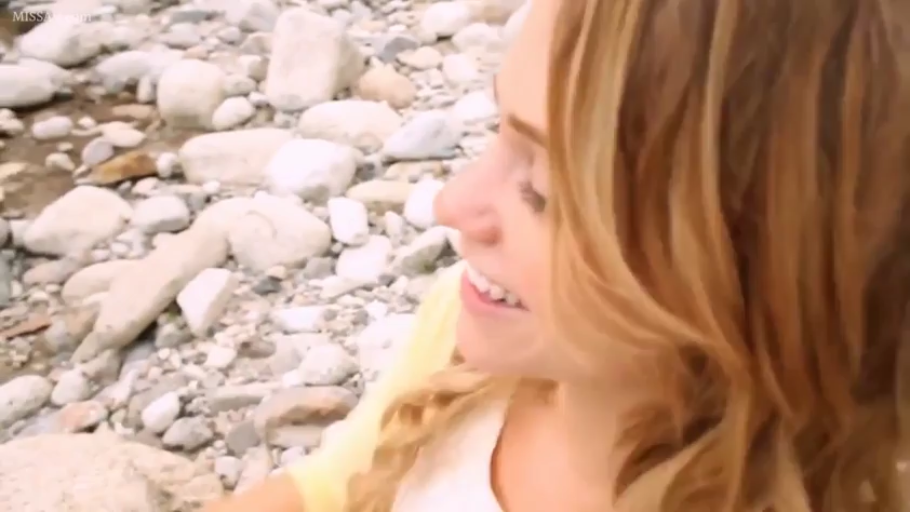 侧坐 · 黄色T恤 · 户外溪边 · 面部侧影