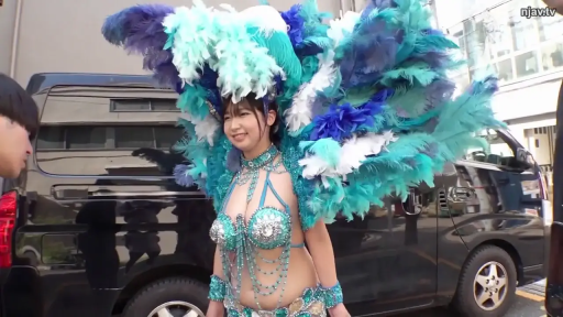 Stand · Medium shot · staged photo · Smile · Outdoor · Asian women · 羽毛头饰 · 桑巴服