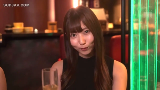 座り姿勢 · 顔部のクローズアップ · 甘美 · 酒杯 · 餐厅 · 黒いベスト · 举杯 · 约会