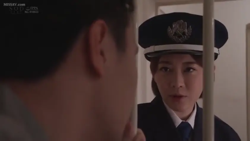 严肃 · 角色扮演 · 面部特写 · 对视 · 警察制服 · 铁栅栏 · 牢房 · 审讯