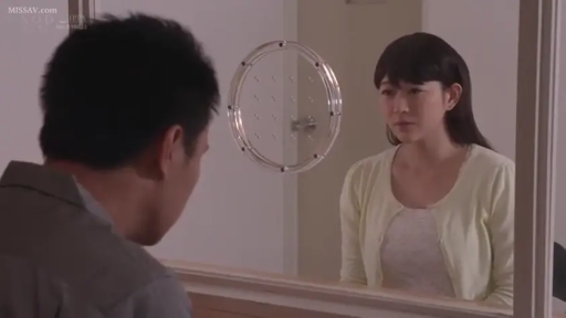 坐姿 · 憂鬱 · 中景 · 探视 · 背影视角 · 探视室 · 玻璃隔板 · 淡黄色开衫