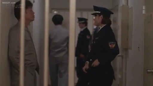 嚴肅 · 站立 · 中景 · 囚服 · 監獄 · 铁栏杆 · 看守 · 监狱题材