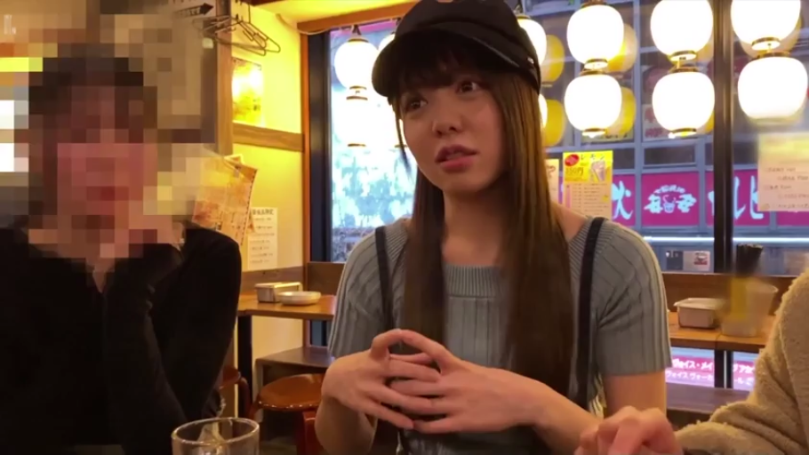 座り姿勢 · 会話 · 半身 · キャップ · 餐厅 · 玻璃杯 · 担忧