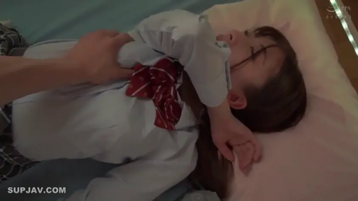 寝室 · 目を閉じて · 枕头 · 仰臥 · 制服 · 上半身 · 抚摸