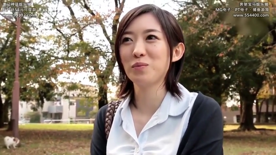 站立 · 白衬衫 · 微笑 · 半身特写 · 谈话 · 挎包 · 短发 · 公园