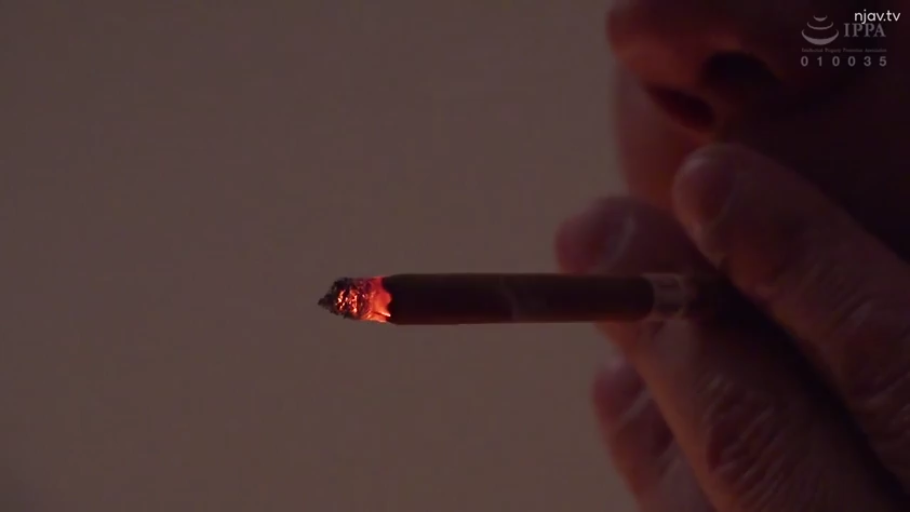 室内 · 昏暗光线 · 嘴部特写 · 香烟 · 吸烟 · 手持香烟