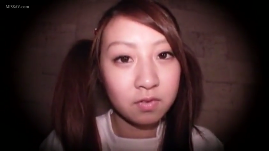 室内 · 脸部特写 · 平静 · 白色上衣 · 注视镜头 · 双马尾 · 正面直视