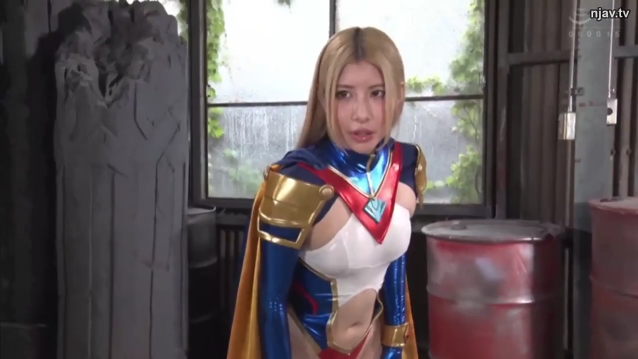 严肃 · 站立 · 凝视 · 上半身 · 汽油桶 · 室内工厂 · 超级英雄服装